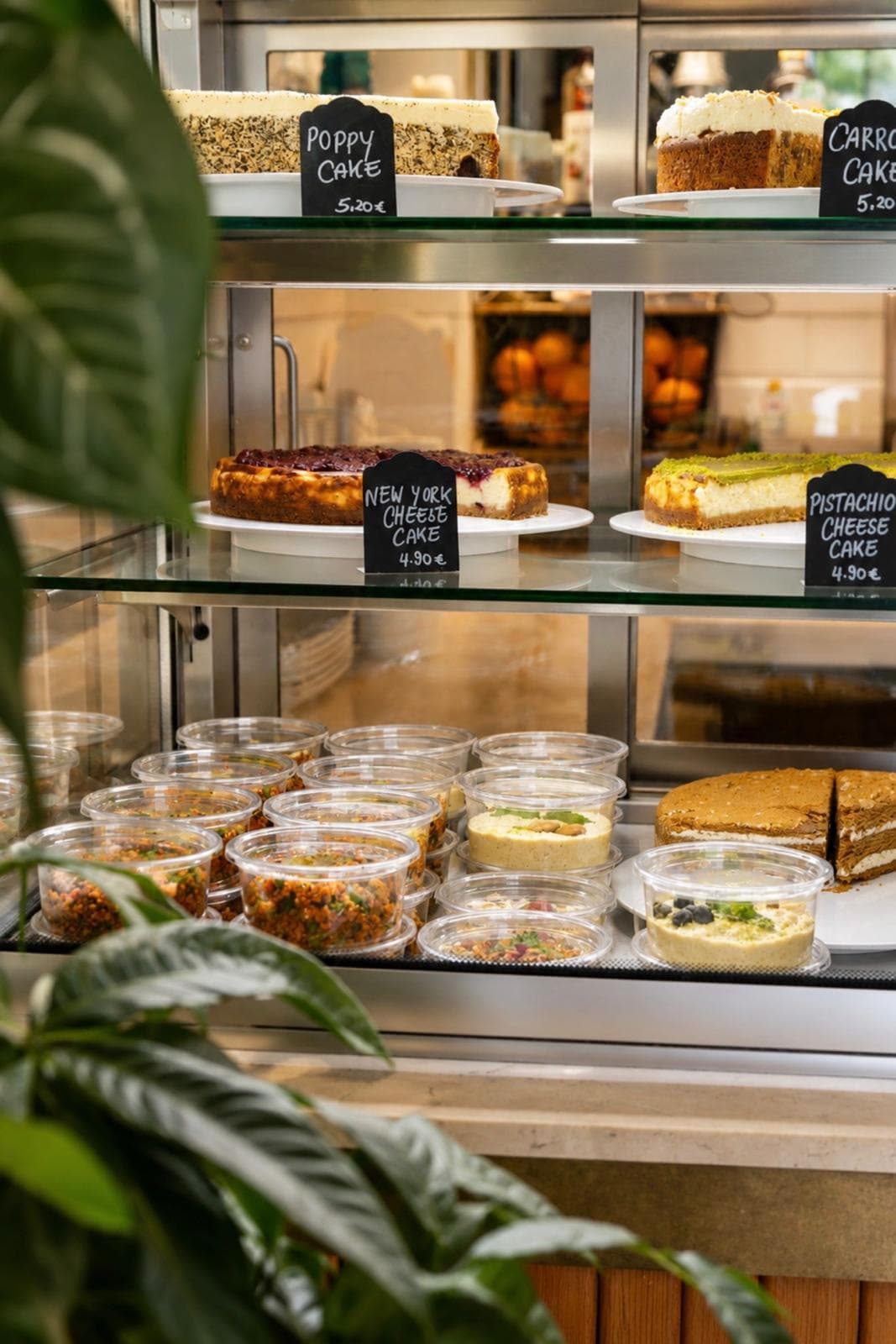 Kuchenvitrine mit Cheesecakes und Carrot Cake