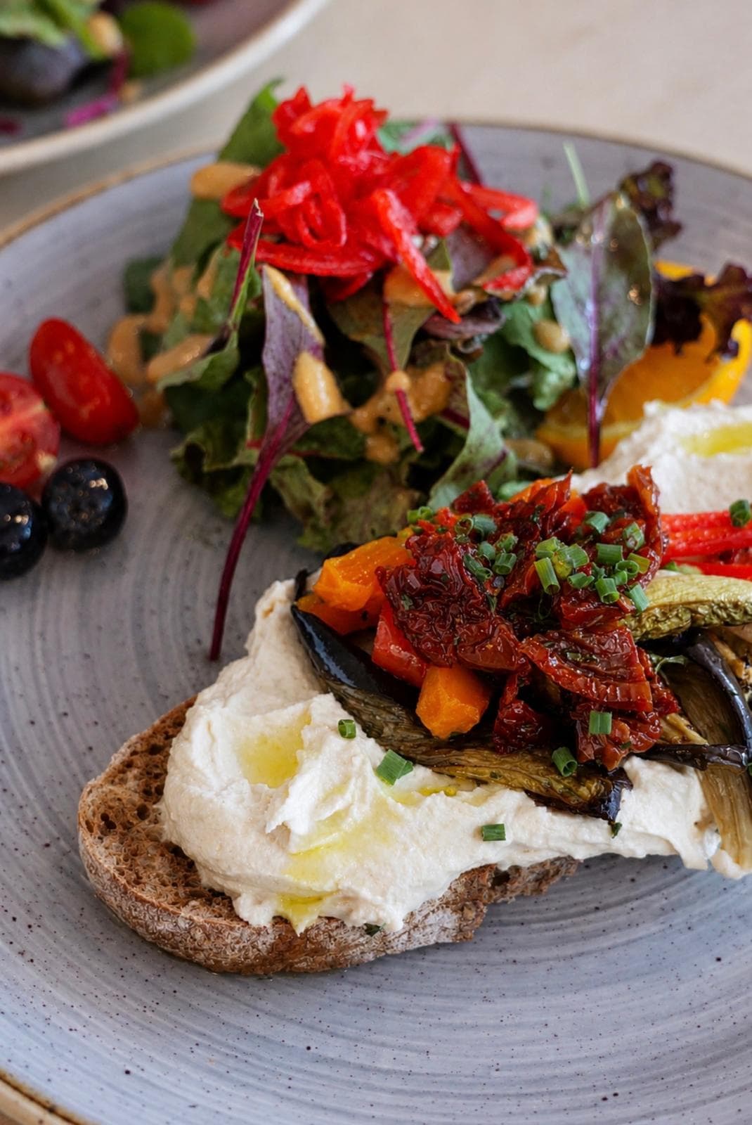 Brot mit Frischkäse und Antipasti