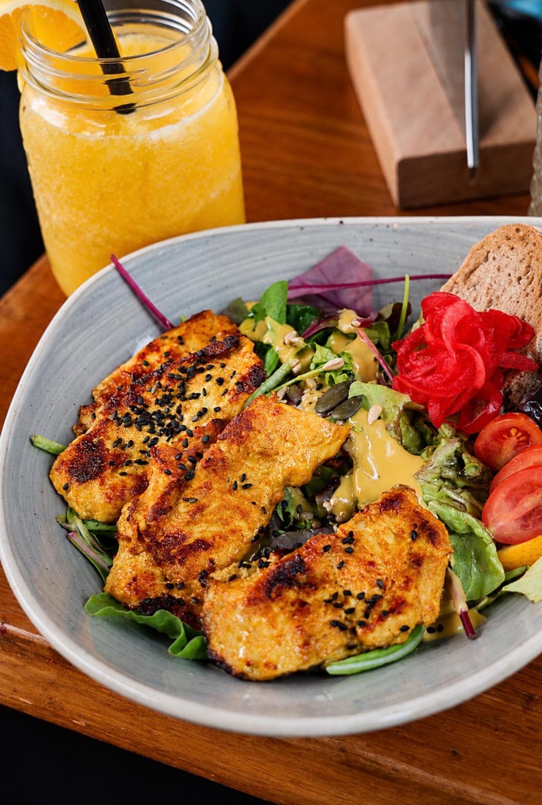 Salatbowl mit Halloumi