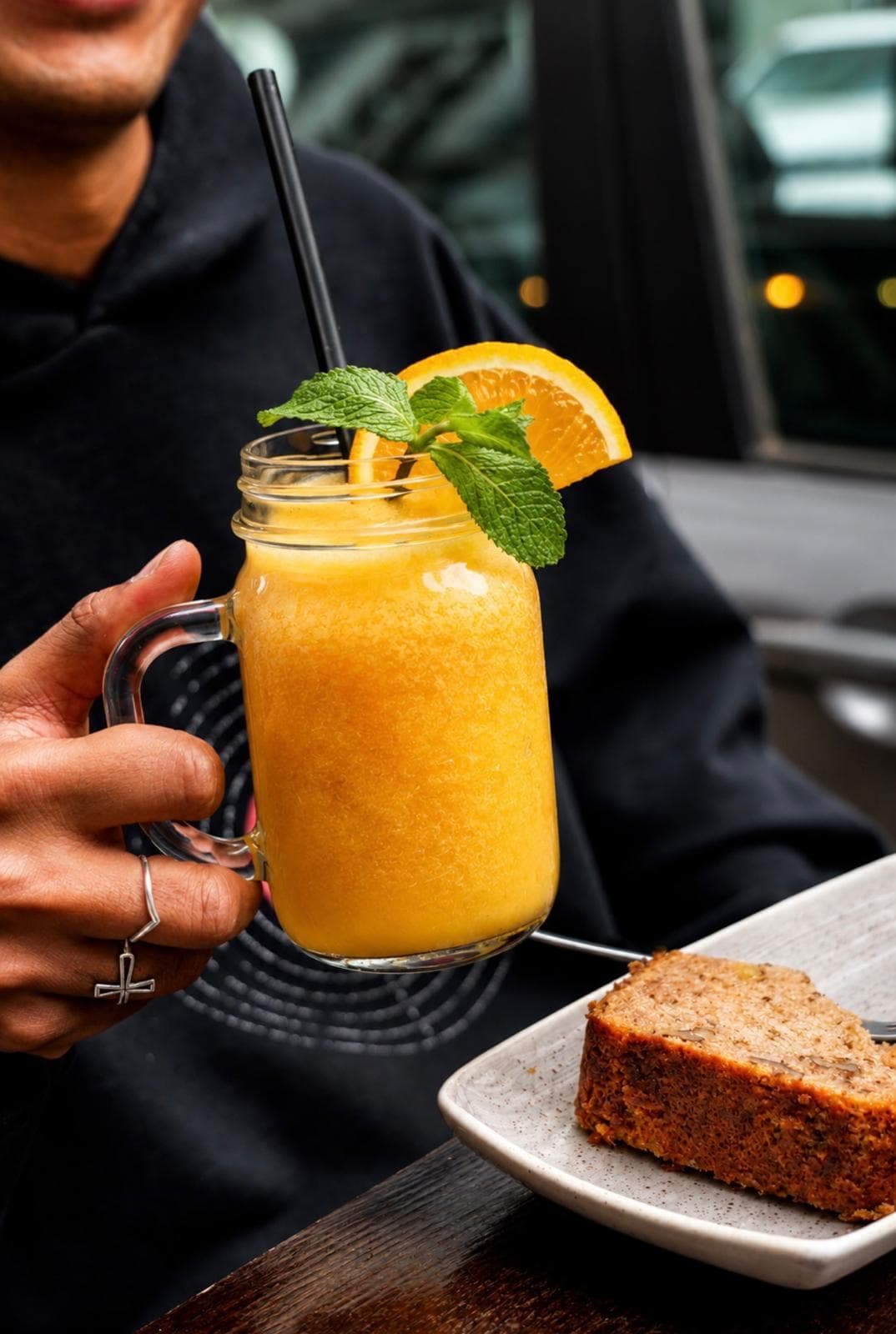 Frisch gepresster Orangensaft im Glas