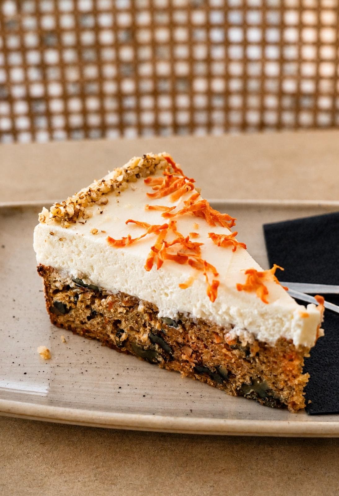 Stück Carrot Cake mit Frischkäsecreme